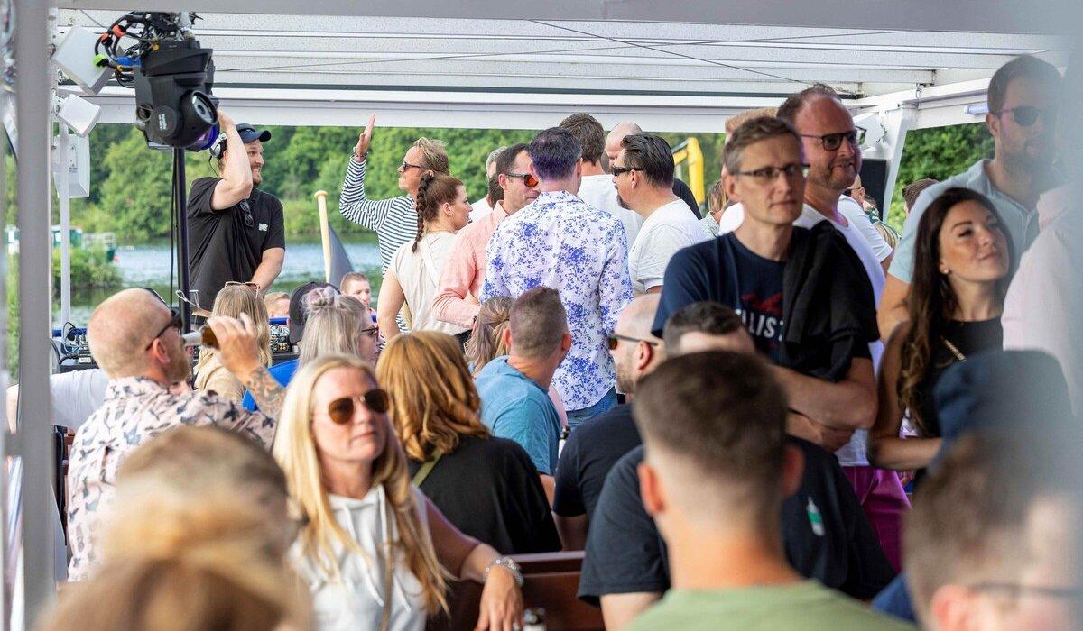 Viele Personen an Deck der Schwalbe. Im Hintergrund ein DJ